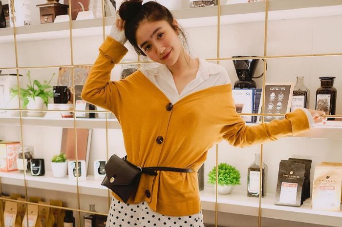 Febby Rastanty Tampil Feminin Kenakan Midi Skirt Contek Gayanya Dengan Pilihan Busana Di Bawah Harga 400 Ribu Rupiah Yuk Semua Halaman Stylo Febby Rastanty Tampil Feminin Kenakan Midi Skirt Contek Gayanya Dengan Pilihan Busana Di Bawah Harga 400 Ribu Rupiah Yuk Semua Halaman Stylo