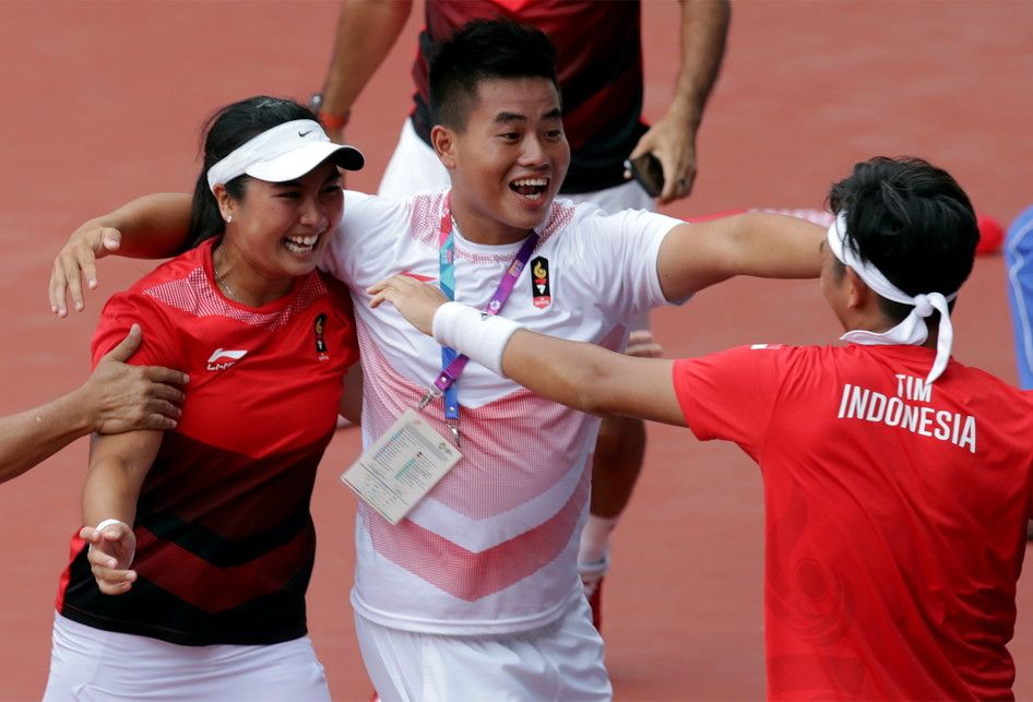 Petenis Indonesia Christopher Benjamin Rungkat (kanan)  yang berpasangan dengan Aldila Sutjiadi (kir