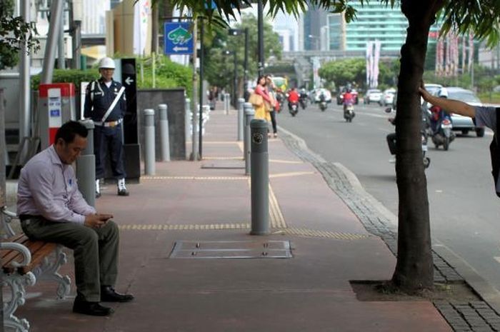 Bangku taman terpasang di trotoar Jakarta