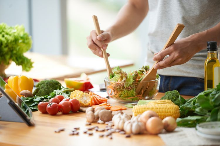 Dari Tomat hingga Wortel, Berikut 6 Sayuran yang Sebaiknya Dimasak dan Jangan Dimakan Mentah