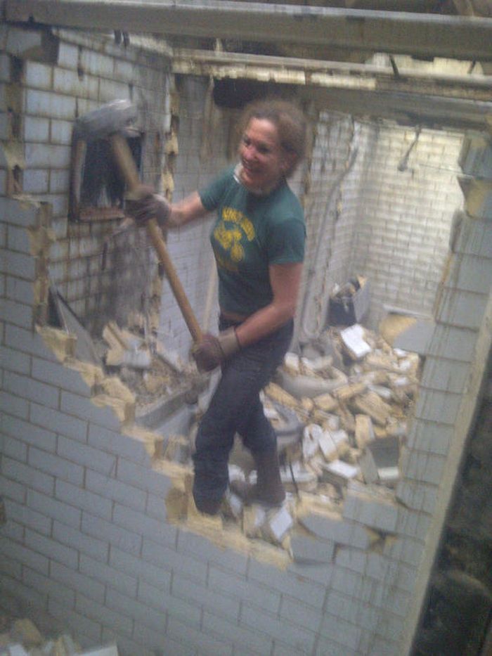 Laura tengah merombak bangunan toilet