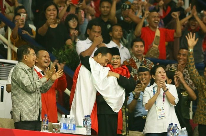 Jokowi-Prabowo berpelukan