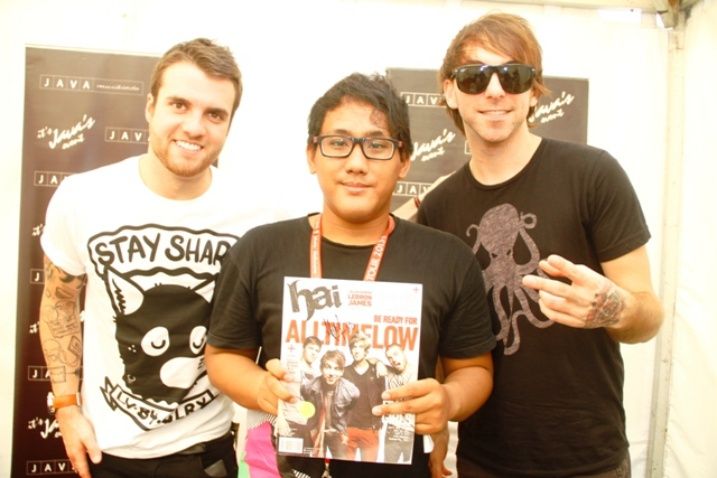 Rian Dawson dan Alex Gaskarth dari All Time Low bersama kru HAI