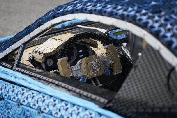 Bugatti Chiron versi Lego bagian interior