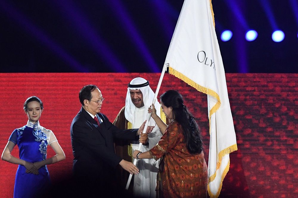 Menko PMK, Puan Maharani (kanan) menyerahkan bendera OCA kepada delegasi Cina disaksikan Presiden OCA, Sheik Ahmad Al-Fahad Al-Saba pada Upacara Penutupan Asian Games ke 18 Tahun 2018 di Stadion Utama GBK, Senayan, Jakarta, Minggu (2/9). ANTARA FOTO/INASGOC/Irwin Fedriansyah/RAV/18.