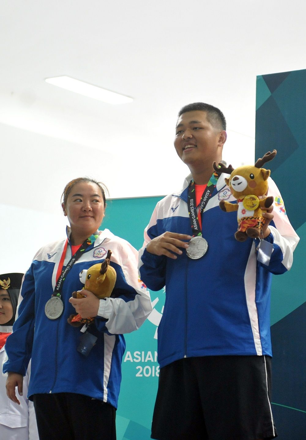 Penembak Chinese Taipei Yichun Lin (kiri) dan Kunpin Yang (kanan) menunjukkan medali perak yang mere