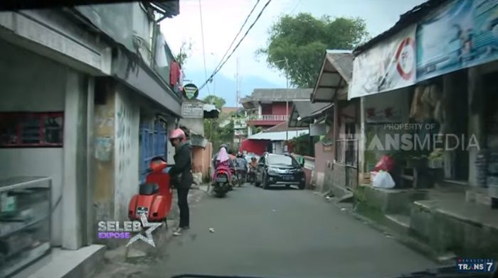 Jalan menuju rumah Habib Usman