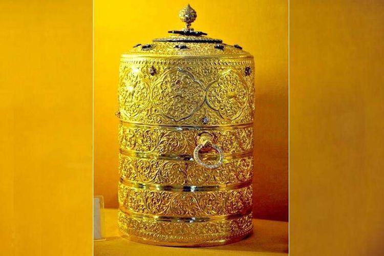 Kotak makan berlapis emas yang dicuri dari Museum Nizam