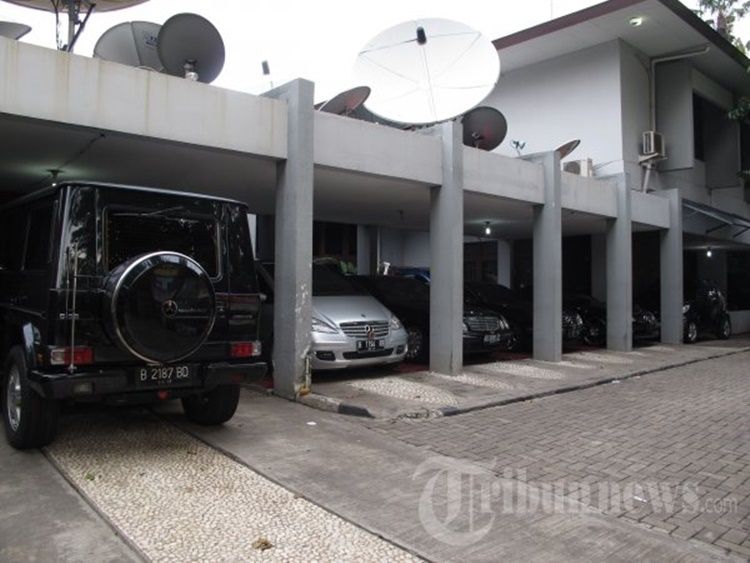 Jejeran mobil mewah di rumah Roy Suryo