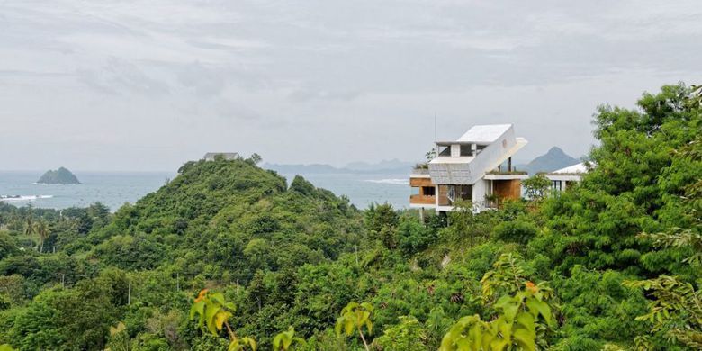  Rumah beratap kontainer di Lombok