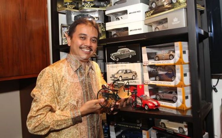 Roy Suryo menunjukkan salah satu miniatur koleksinya