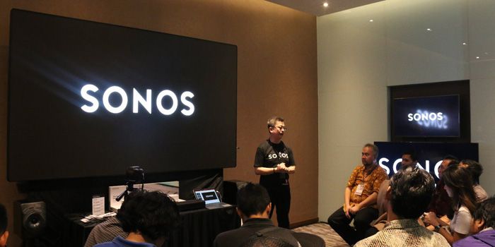 Rudi Hidayat selaku CEO PT. V2 Indonesia yang menyediakan Sonos di Indonesia memaparkan fitur Sonos Beam.