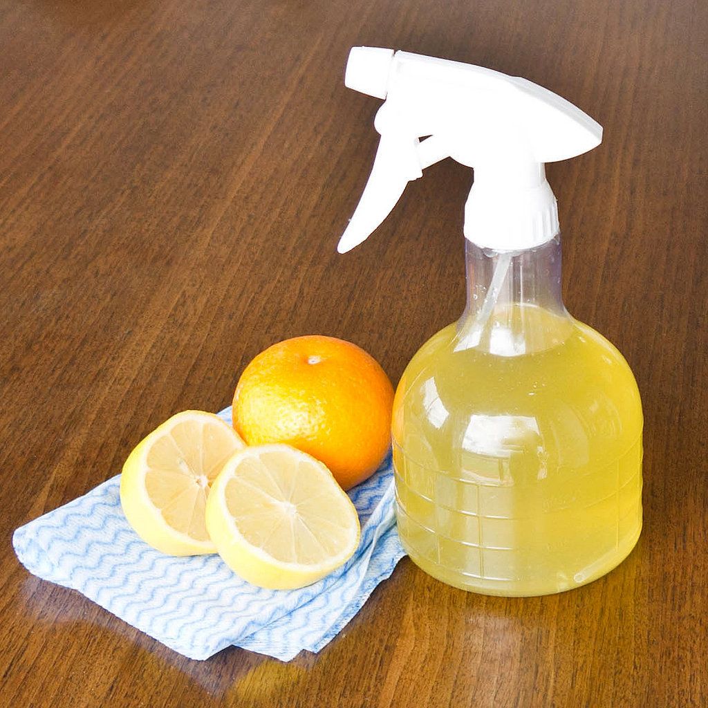 Membersihkan westafel dengan air lemon