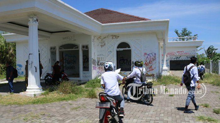 Kondisi rumah dinas Bupati Minahasa Utara di bukit Kelurahan Airmadidi Atas, Minut, Sulawesi Utara, yang rusak