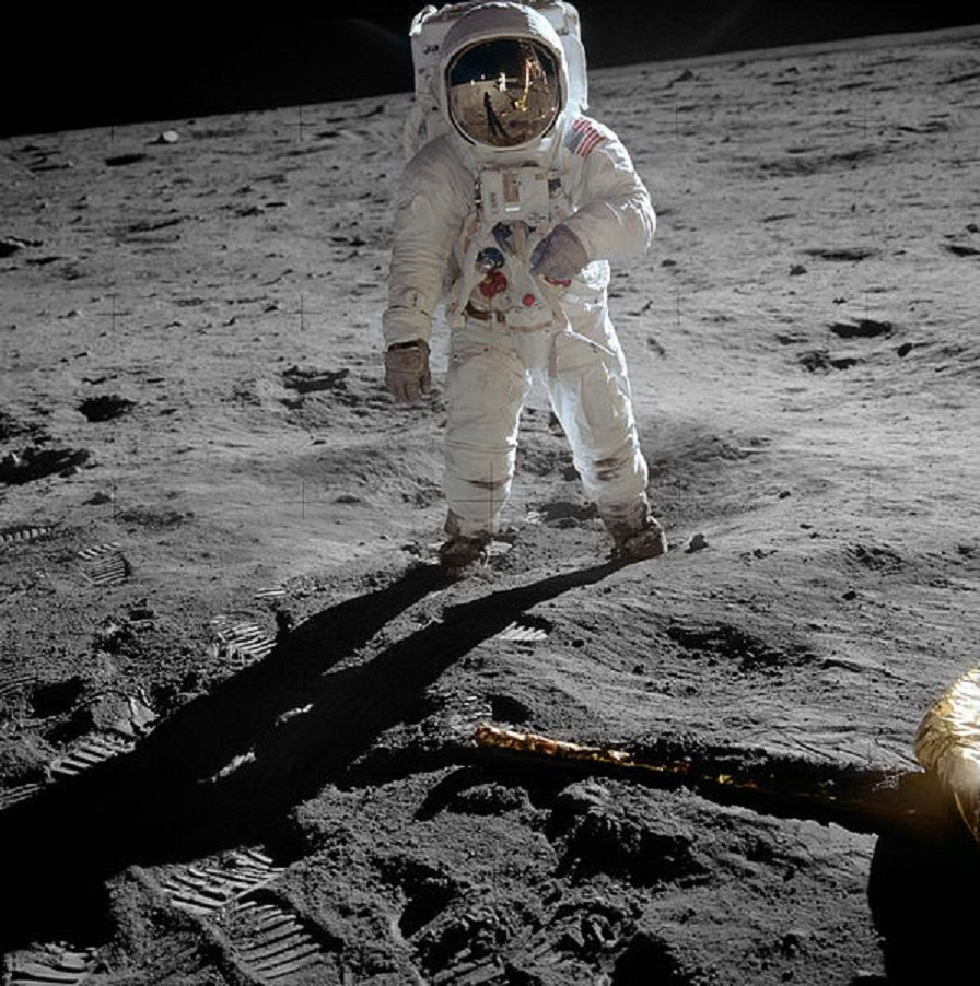 Foto astronot ini sempat kontroversial