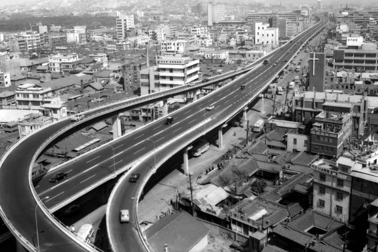 pembangunan jalan layang di atas sungai Cheonggyecheon