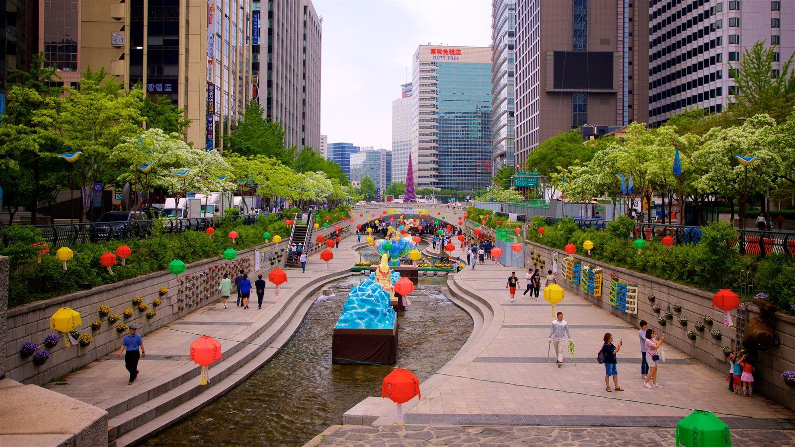 di sisi sungai Cheonggyecheon yang dimanfaatkan sebagai ruang publik