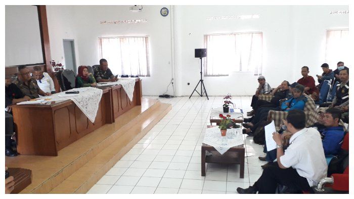 Mediasi konflik rumah Eko yang terkepung bangunan, Kantor Kecamatan Ujungberung, Kota Bandung, Rabu (12/9/2018)