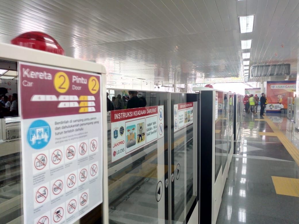 Suasana peron stasiun LRT Velodrome