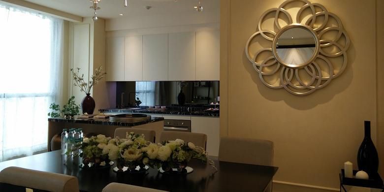 Interior ruang makan dan dapur Wang Residence