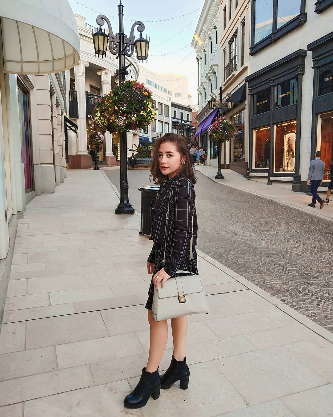 Prilly berpose di Rodeo Drive mengenakan boot hitam