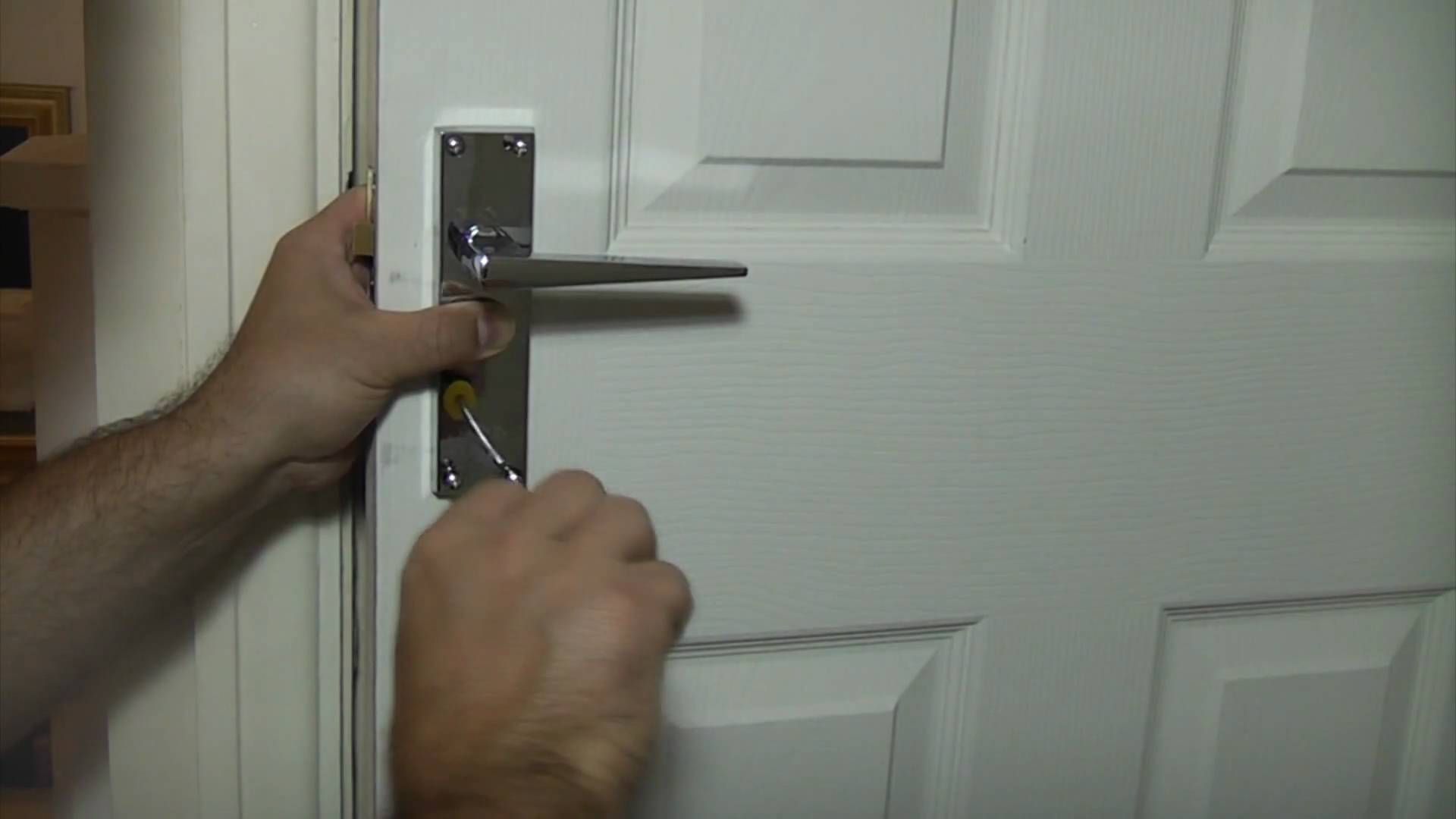Memperbaiki handle pintu yang rusak