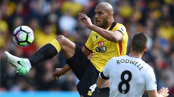 Watford's Younes Kaboul (left) and Sunderland's Jack Rodwell in action during the Premier League mat