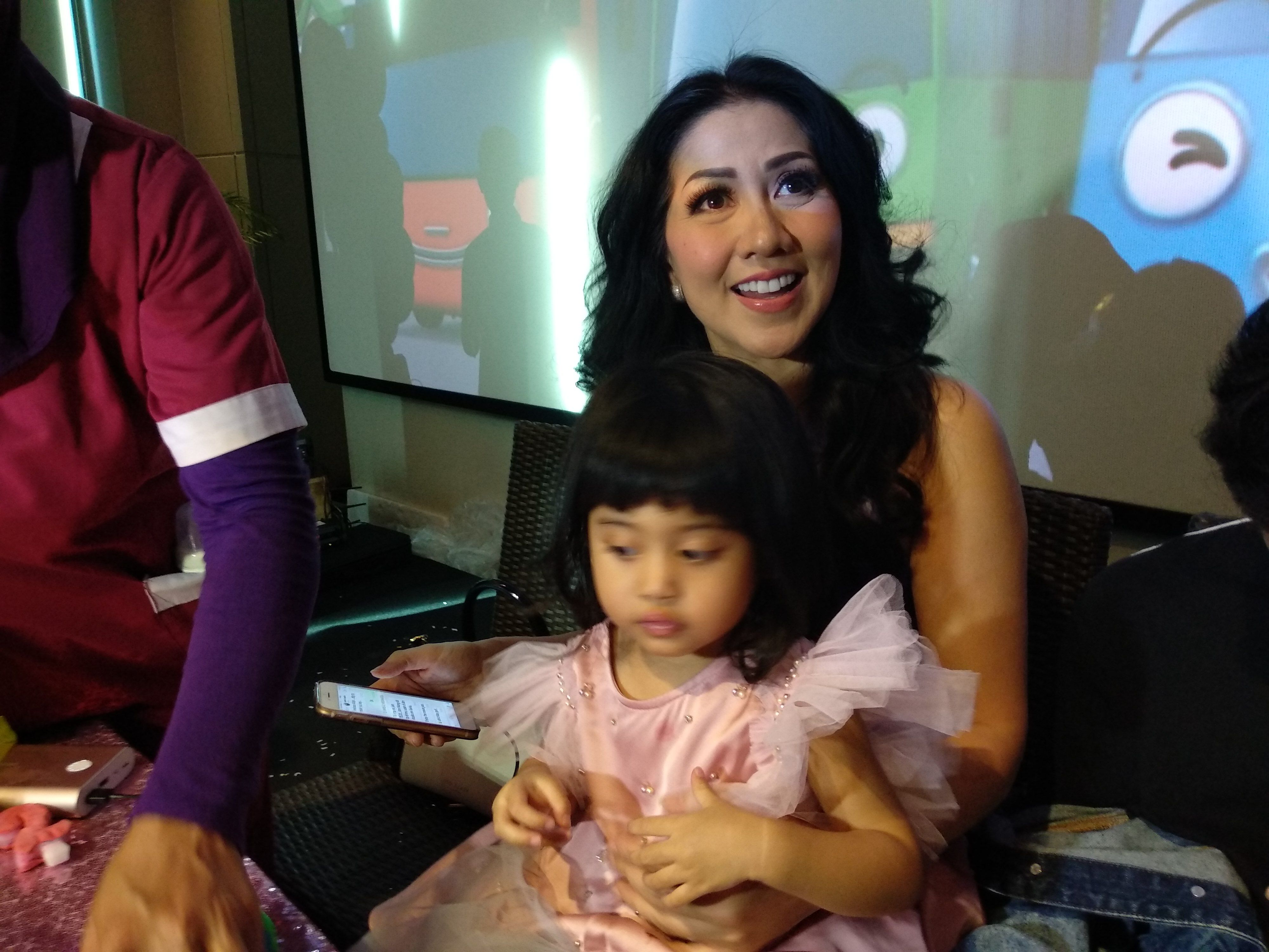 Venna Melinda bersama Vania Athabina di kawasan Kemang, Jakarta Selatan, Minggu (16/9/2018).