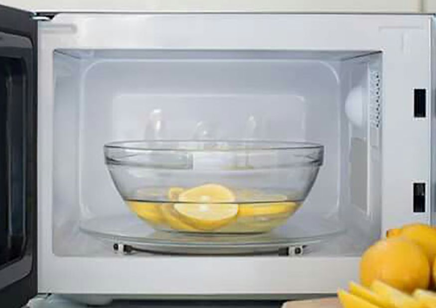 Air Lemon di microwave untuk membersihkan.