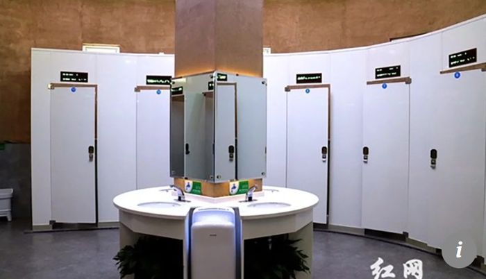 Penampakan dalam toilet baru di China