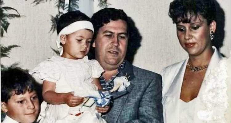 Pablo Escobar bersama Victoria Henao dan kedua anaknya