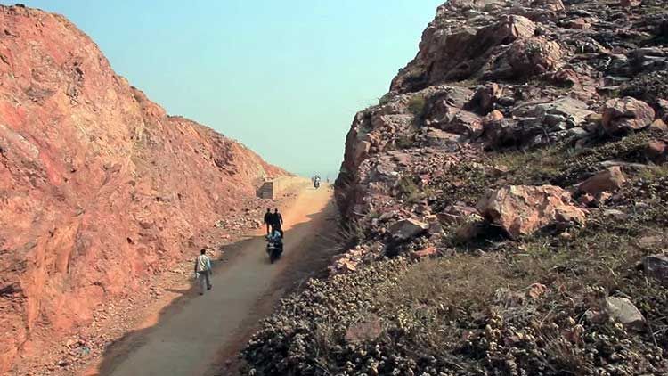 Dasrath Manjhi membuka akses dari desa ke rumah sakit lebih mudah.