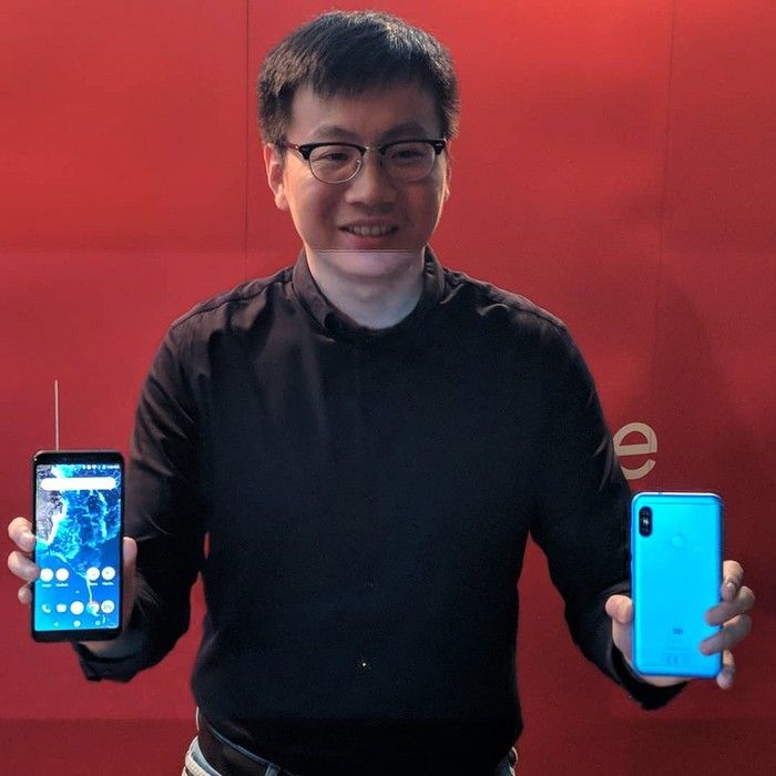 Steven Shi, Xiaomi Indonesia Country Manager memegang Xiaomi Mi A2 dan Mi A2 Lite