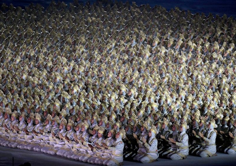 Ribuan penari membawakan tarian saman pembukaan Asian Games 2018 di Stadion Utama GBK, Senayan, Jaka