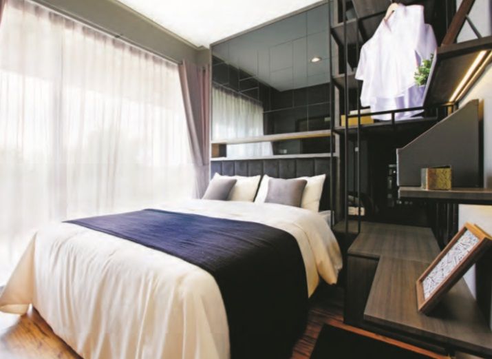Dengan pilihan warna netral, putih dan hitam, desain kamar tidur ini tampak terlihat lebih modern dan elegan