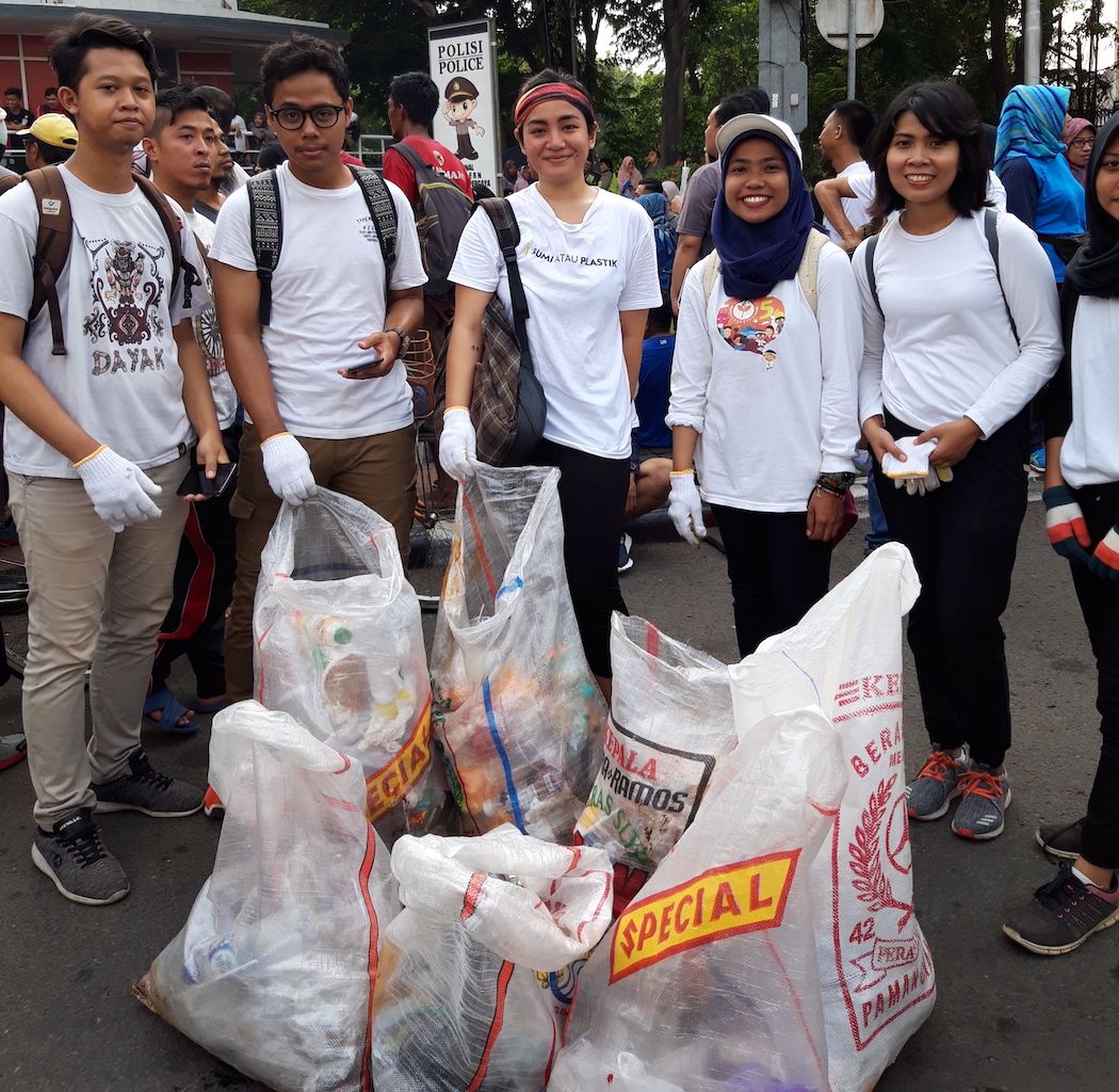 Sejumlah Anak Muda Yang Mengikuti Gerakan Pungut Sampah Plastik Di Car Free Day Jakarta 
