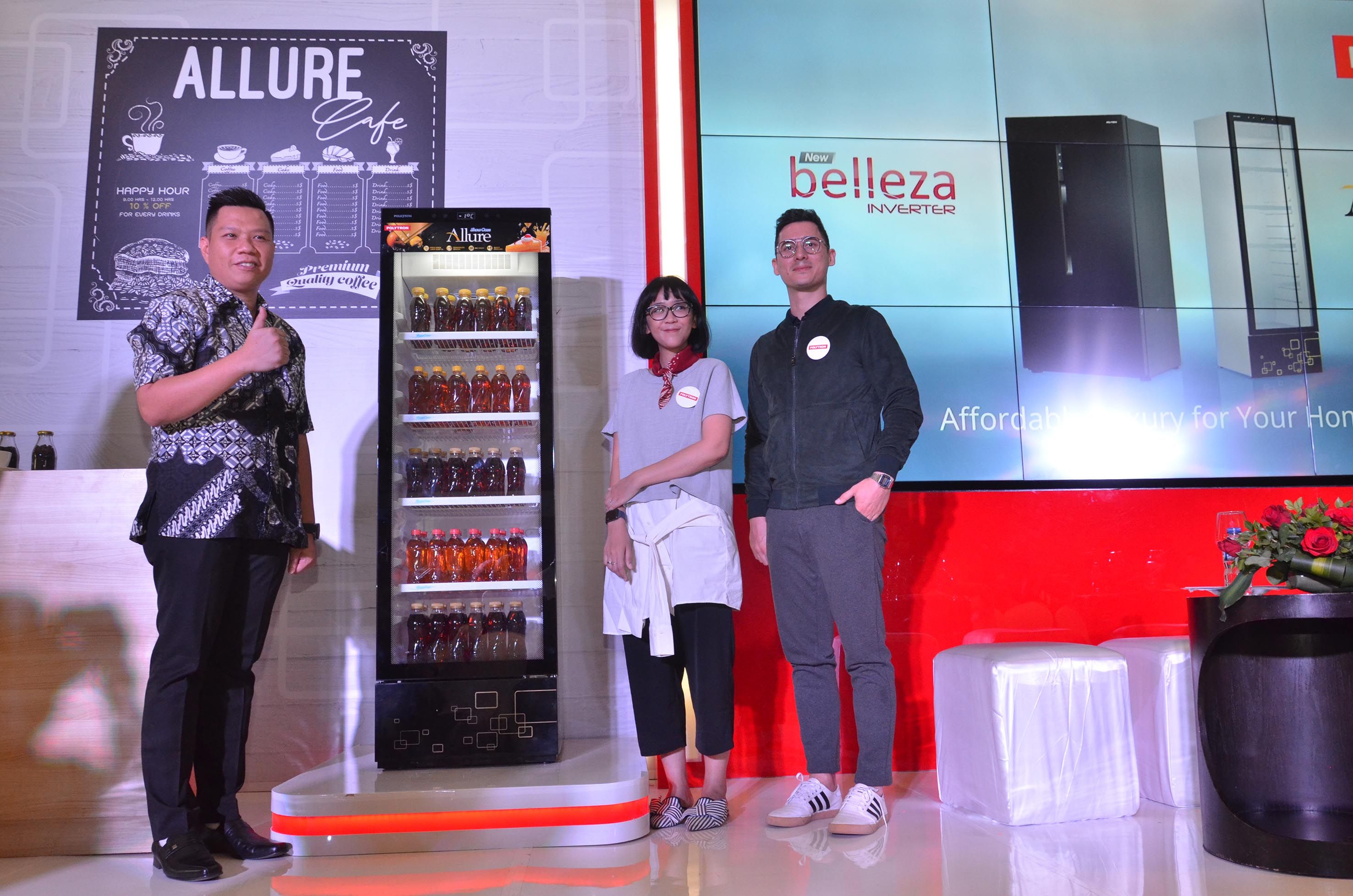 Albert Fleming, Nike Prima Dewi dan Nino Fernandez berfoto dengan Polytron Showcase Allure.