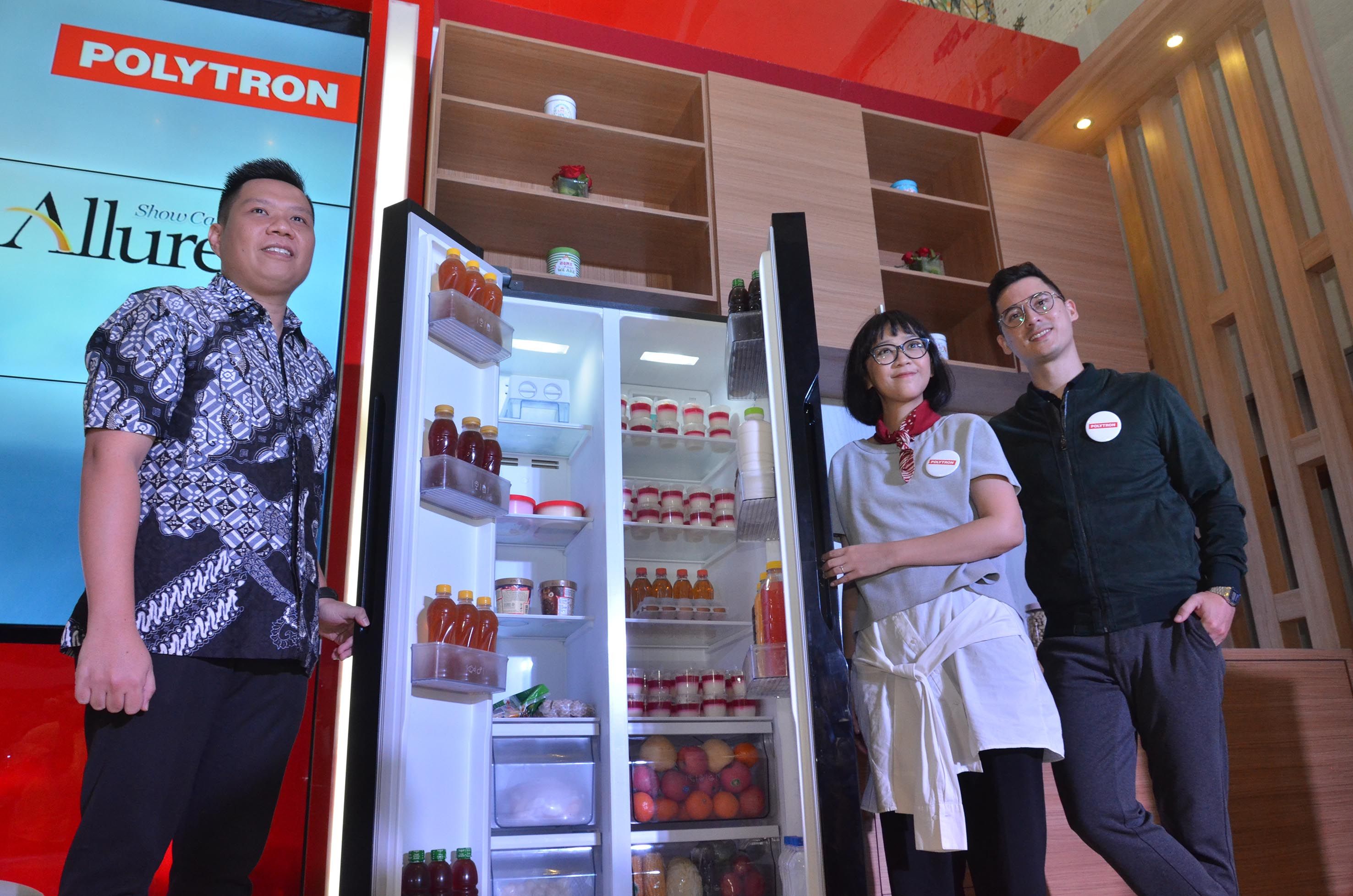  Albert Fleming, Nike Prima Dewi dan Nino Fernandez berfoto dengan Polytron New Belleza Inverter.