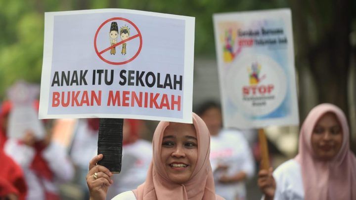 Aktifis melakukan aksi damai Gerakan bersama Stop Perkawinan Anak di Jawa Timur di Jalan Darmo, Surabaya, Minggu (26/11/2017). Kegiatan yang digagas oleh Kementerian Pemberdayaan Perempuan dan perlindungan Anak tersebut untuk menghindari kekerasan dan diskriminasi anak juga menjamin anak mendapat kualitas hidup yang baik dan sehat, serta berkembang sesuai usianya.