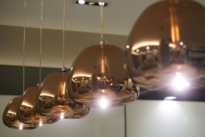                     Salah satu jenis task lighting yang dipasang dnegan cara digantung. Jenis ini dapat menciptakan suasana intim bagi pengguna dapur.           
