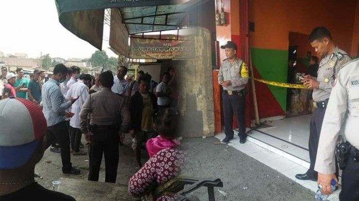 Seorang pria Kecamatan Cikande, Kabupaten Serang, Banten, ditemukan meninggal dengan earphone (biasa disebut headset, -red) terpasang di telinganya, Rabu (26/9/2018). 