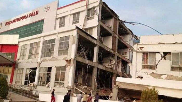 Kondisi bangunan RS Anutapura yang rusak akibat gempa di Kota Palu, Sulawesi Tengah, Sabtu (29/9/2018). 