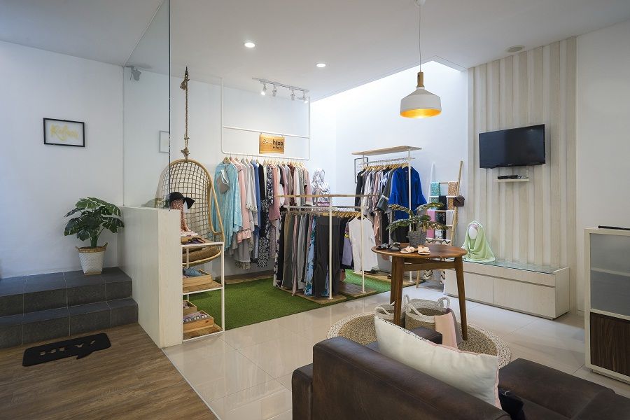 Dengan memanfaatkan space yang ada, area pojok dimanfaatkan semaksimal mungkin sebagai area butik.