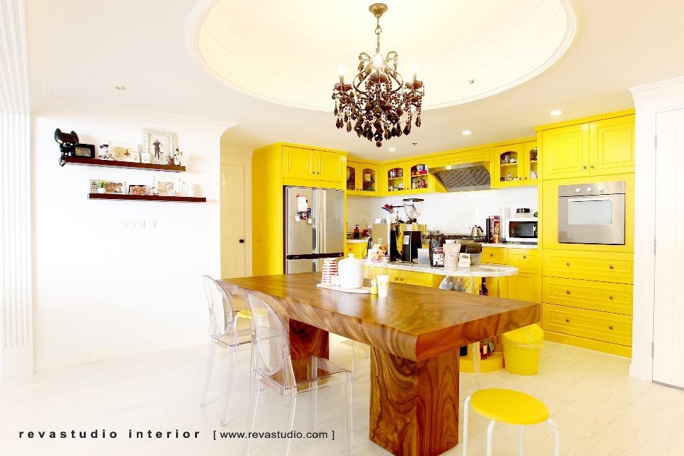 Warna kuning yang menjadi warna favorit pemilik rumah