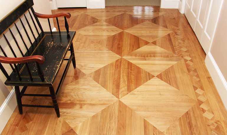 Lantai kayu bisa dipasang dengan pola khusus seperti ini. 