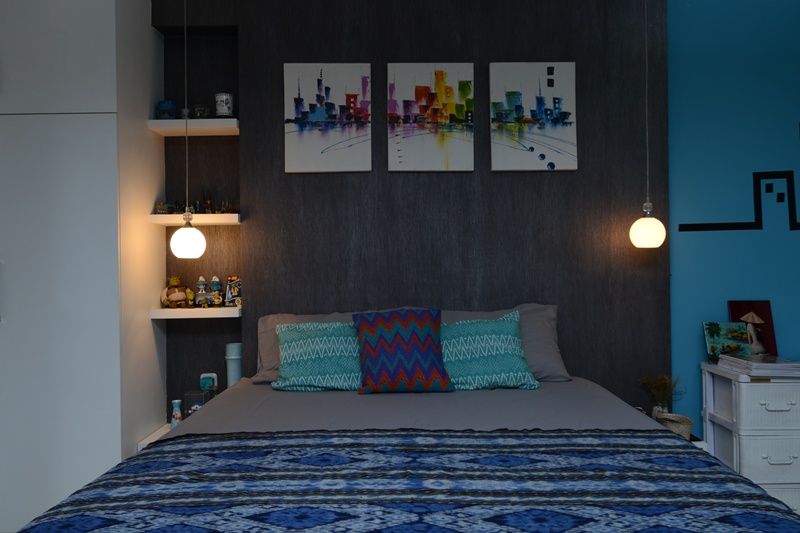 Panel pada bagian belakang tempat tidur menjadi pengganti headboard, memberi kesan ringan di apartem