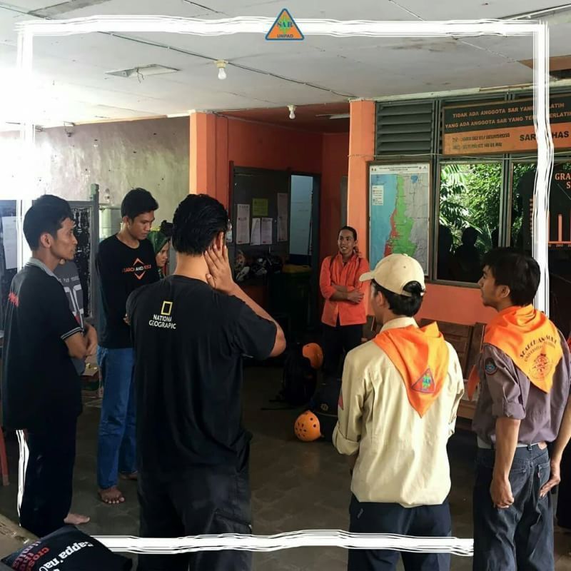 Sebelum berangkat ke Palu, Fikri melakukan briefing terakhir bersama rekan-rekannya