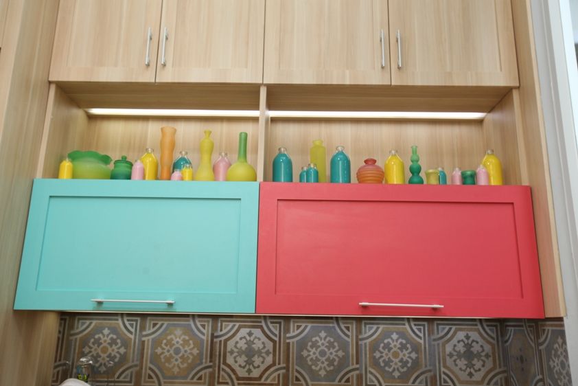 Kitchen set enggak melulu bermotif kayu. Warna pastel yang ceria juga pas untuk dapur.