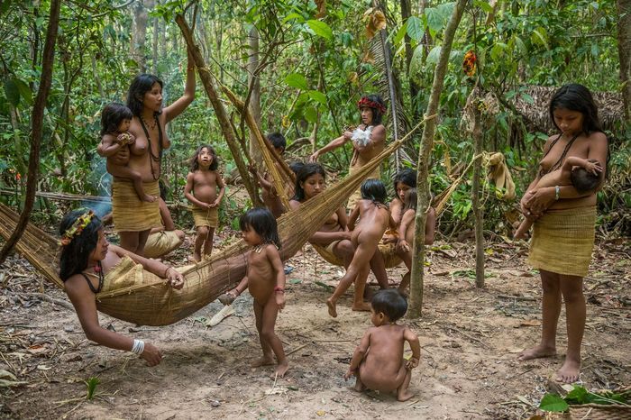 Para anggota suku Awa menghabiskan waktu di hutan Amazon.
