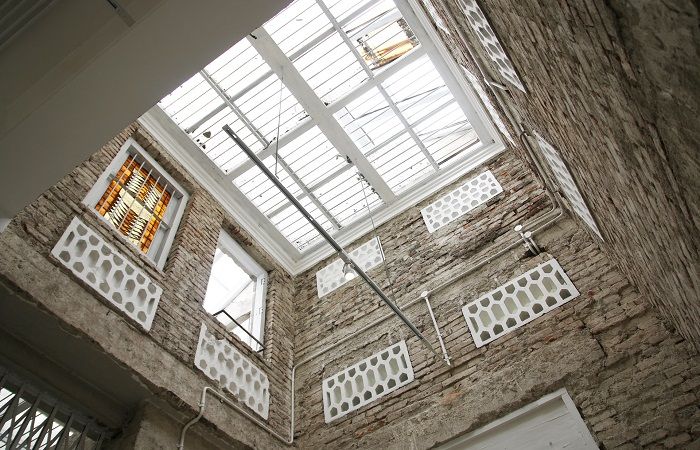 Posisi jendela pada bagian atap menjadi sumber cahaya alami di area lantai 3.